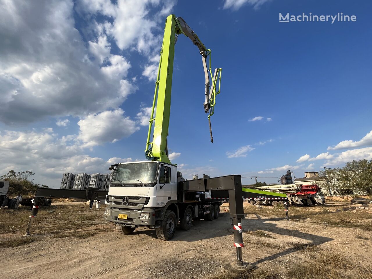 مضخة الخرسانة Zoomlion  ذات شاسيه Mercedes-Benz 56m pump truck