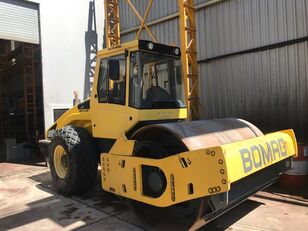 مدحلة لأعمال دك التربة BOMAG BW213D-4