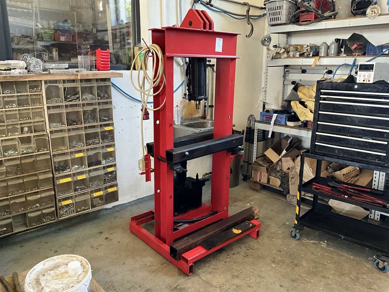 معدات صناعية أخرى Hydraulic Presses